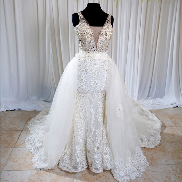 Swarovski Crystal diamond white wedding dress. - Picture 1 of 4